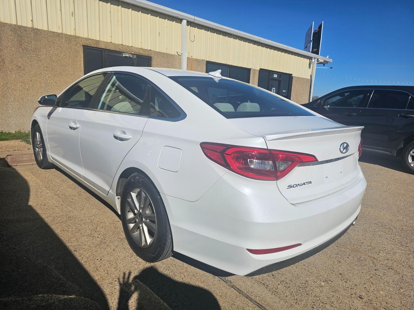 2017 WHITE Hyundai Sonata SE (5NPE24AF7HH) with an 2.4L L4 DOHC 16V engine, 7A transmission, located at 533 S Seven Points BLVD, Seven Points, TX, 75143, (430) 255-4030, 32.313999, -96.209351 - Photo#3